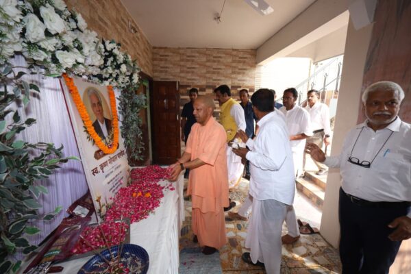 वरिष्ठ अधिवक्ता केजी पांडेय को सीएम योगी ने दी श्रद्धांजलि, परिजनों से मिलकर जताई संवेदना