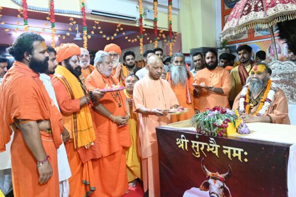 गोरखपुर में श्रीमद्भागवत कथा का छठवां दिन, सीएम योगी ने किया व्यास पीठ का पूजन