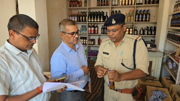 शाहनगर में एसडीएम ने शराब दुकान का किया निरीक्षण, दस्तावेज और स्टॉक की जांच
