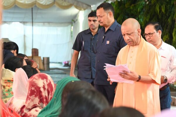 गोरखपुर में सीएम योगी ने जनता दर्शन में सुनीं लोगों की समस्याएं, अधिकारियों को दिए त्वरित कार्रवाई के निर्देश