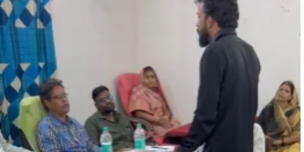 Sehore News: इछावर नगर परिषद में हुआ जोरदार हंगामा, पार्षद जुनैद खान ने गेट पर दिया धरना, जानें पूरा मामला