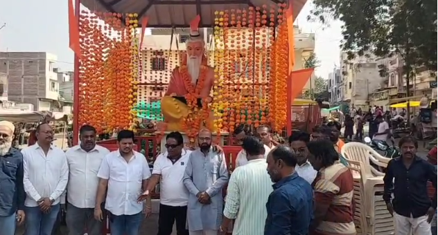 बड़वानी में धूमधाम से मनाई गई महर्षि वाल्मीकि जयंती, युवाओं को आत्मनिर्भर बनाने और स्वच्छता का दिया संदेश