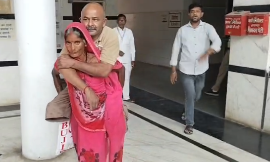 Burhanpur News: दिव्यांग पति को कंधे पर उठाकर कलेक्ट्रेट पहुंची पत्नी, ट्राई साइकिल की मांग, जानें पूरा मामला