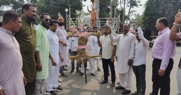 Burhanpur Protest: बुरहानपुर में यूथ कांग्रेस का आक्रामक प्रदर्शन, ज्ञानेश कुमार-चंपत राय के पुतले फूंके और बरसाए जूते