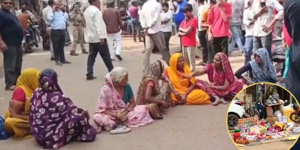 Madhya Pradesh News: शिवपुरी सदर बाजार में अतिक्रमण हटाने पहुंची नगरपालिका की टीम, बुजुर्ग महिलाओं ने सड़क पर बैठकर किया विरोध, जानें पूरा मामला