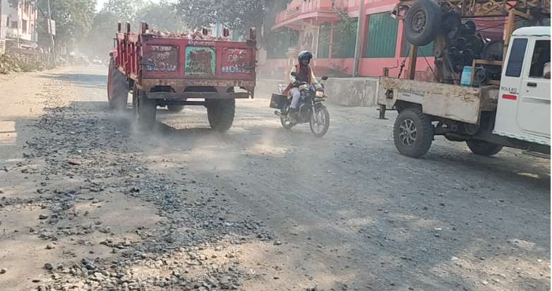 Barwani Road News: बड़वानी में बदहाल सड़क से आम जनता परेशान, अटकी 10 करोड़ की परियोजना, जानें पूरा मामला