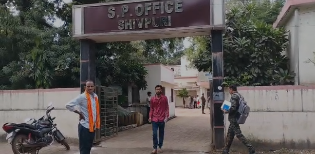 False Case Allegation: झूठे केस में फंसाने का लगया गंभीर आरोप, परिवार की सुरक्षा के लिए SP से लगाई निष्पक्ष जांच की गुहार, जानें मामला