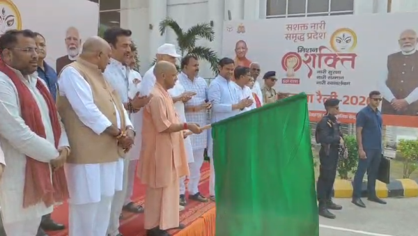मिशन शक्ति रैली को सीएम योगी ने दिखाई हरी झंडी, 500 स्कूटी रवाना कर महिला सुरक्षा का दिया संदेश