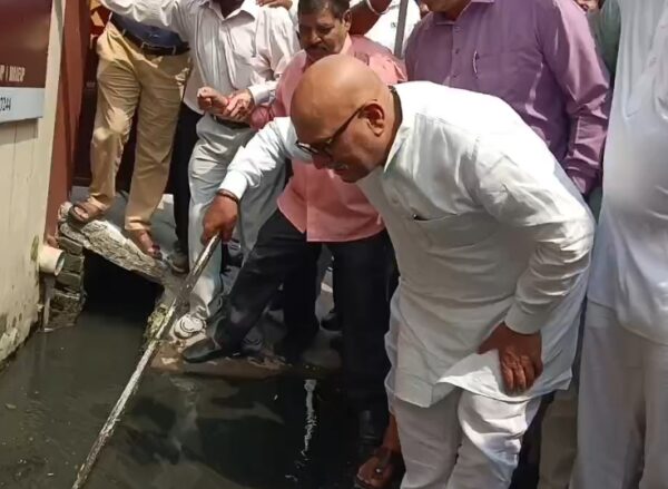 गोरखपुर जलभराव को लेकर अजय राय का सरकार पर निशाना, प्रभावित महिला से की मुलाकात
