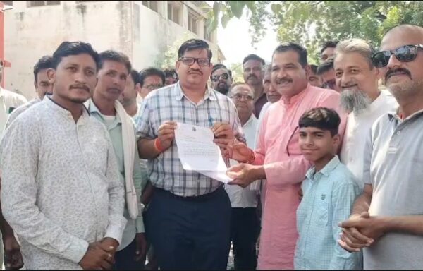 बड़वानी में बिजली कटौती पर किसानों का हंगामा, EE कार्यालय का घेराव; विधायक ने विभाग पर लगाए गंभीर आरोप