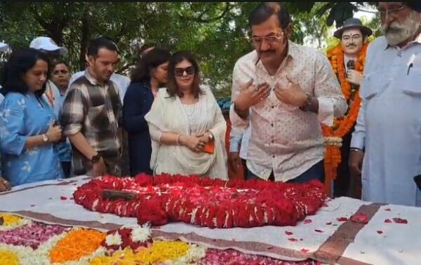 सुदेश भोसले ने किशोर कुमार को बताया अनमोल रत्न, समाधि पर पुष्पांजलि अर्पित कर हुए भावुक