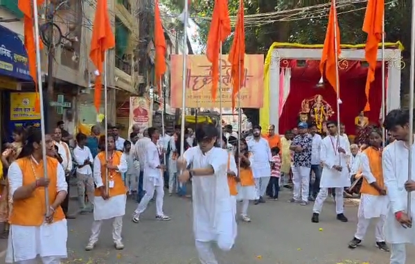बुरहानपुर में भव्य चुनरी यात्रा में उमड़ा आस्था का सैलाब, उड़ते हनुमान जी की झांकी और हेलीकॉप्टर से पुष्पवर्षा बनी आकर्षण