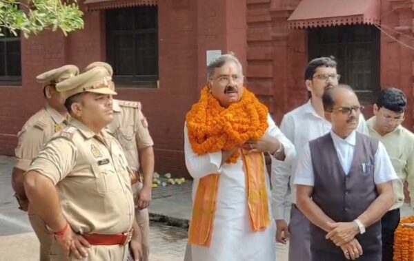गोरखपुर में संजयन त्रिपाठी ने बीजेपी का झंडा उतारा, निर्दलीय चुनाव लड़ने का ऐलान