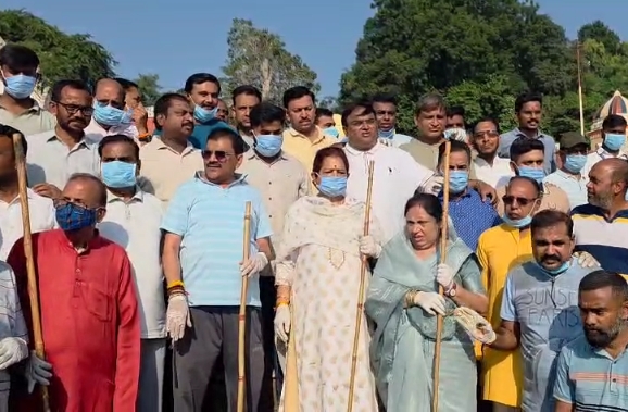 गांधी जयंती पर बुरहानपुर के राजघाट में स्वच्छता अभियान, जनप्रतिनिधियों ने किया श्रमदान