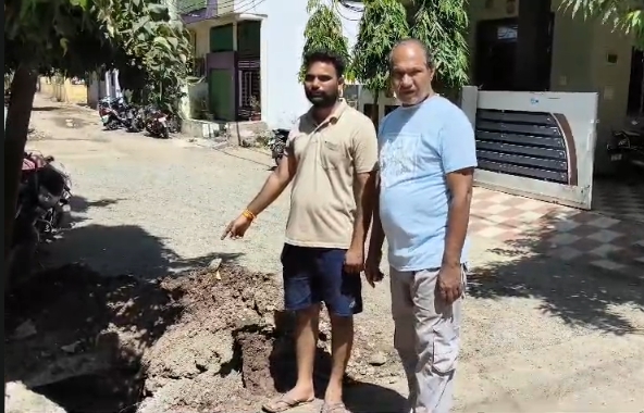 बड़वानी में सीवरेज चैंबर ओवरफ्लो से परेशानी, 15 दिन से नलों में आ रहा गंदा पानी