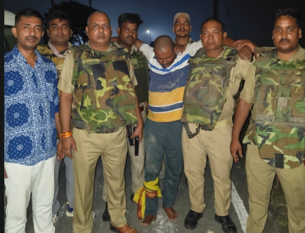 गोला में गोवंश अवशेष मिलने के बाद पुलिस की कार्रवाई, मुठभेड़ में दो गिरफ्तार