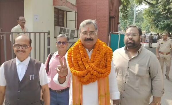 गोरखपुर-फैजाबाद शिक्षक सीट पर बदला सियासी समीकरण, डॉ. संजयन त्रिपाठी ने सपा से किया नामांकन का ऐलान