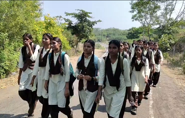 बड़वानी: वार्डन बदलने से नाराज छात्राएं सड़क पर उतरीं, कलेक्टर कार्यालय जाने निकली रैली
