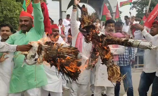 गोरखपुर में सपा कार्यकर्ताओं का प्रदर्शन, मुख्य निर्वाचन आयुक्त का पुतला फूंका