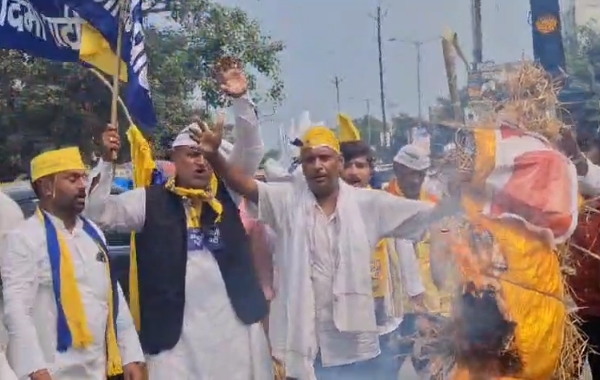 सासाराम में AAP कार्यकर्ताओं का प्रदर्शन, पीएम और मुख्य चुनाव आयुक्त का पुतला फूंका