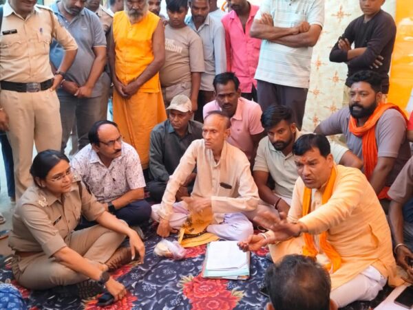 आरोन में अतिक्रमण पर चला प्रशासन का बुलडोजर, दो दिन से चल रहा धरना खत्म