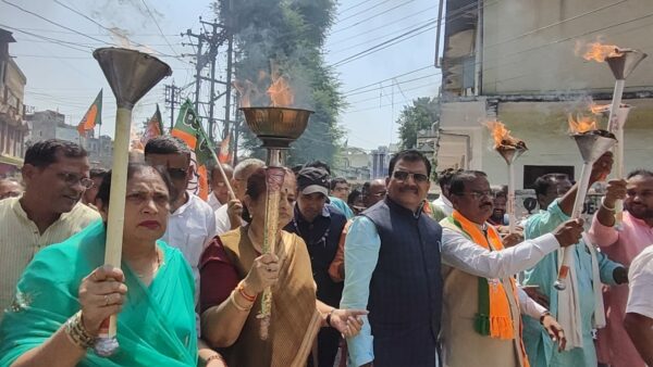 बुरहानपुर में सेवा ज्योति यात्रा, मशालों के साथ निकले कार्यकर्ता