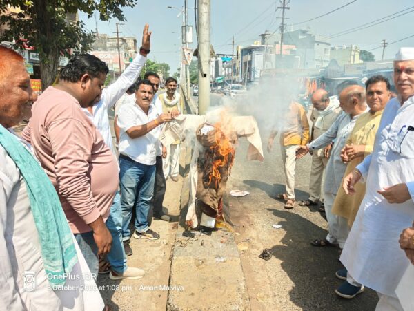 वोट चोरी के आरोपों के विरोध में रेहटी में कांग्रेस का प्रदर्शन, मुख्य चुनाव आयुक्त का पुतला फूंका