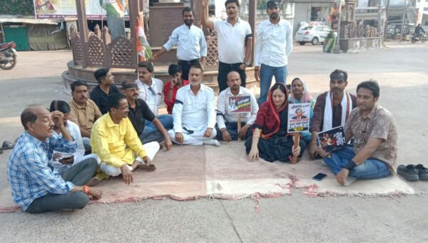 Panna News: गांधी चौक पर कांग्रेस का धरना, चुनाव आयुक्त के खिलाफ जताया विरोध