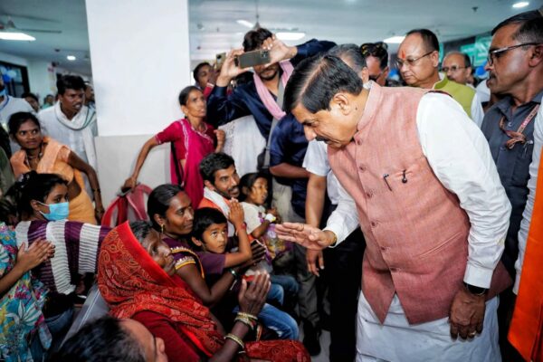 हरदा जिला अस्पताल पहुंचे CM मोहन यादव, मरीजों से जाना हाल, छात्राओं को बांटे मुफ्त चश्मे