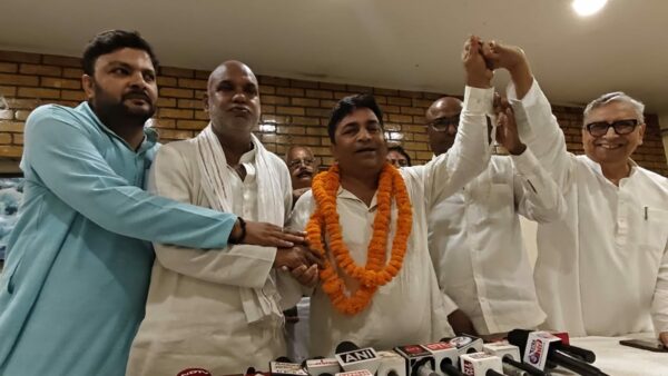 चुनाव आयोग पर उठाए सवाल, इस्तीफे और बैलेट पेपर से चुनाव कराने की मांग