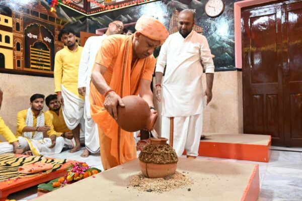 भीम सरोवर से शक्तिपीठ तक नवरात्र की परंपरा, सीएम योगी ने की कलश स्थापना