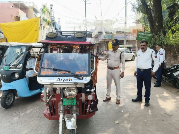 पन्ना में ओवरलोड स्कूली ऑटो और ई-रिक्शा पर यातायात पुलिस की कार्रवाई, 45 वाहनों से वसूला 41 हजार रुपये जुर्माना