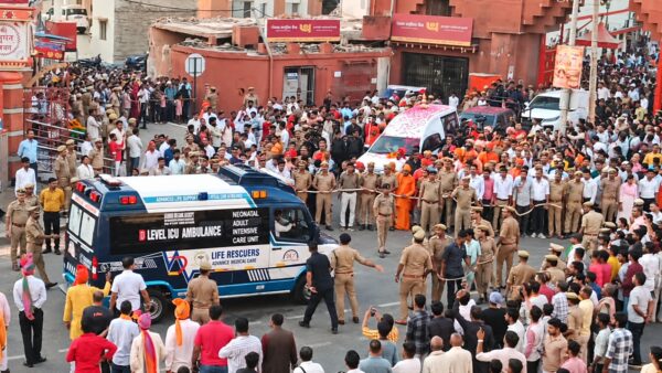 गोरखपुर: आस्था के बीच इंसानियत की मिसाल, एंबुलेंस को रास्ता देने के लिए रोकी गई गोरखनाथ मंदिर की शोभायात्रा