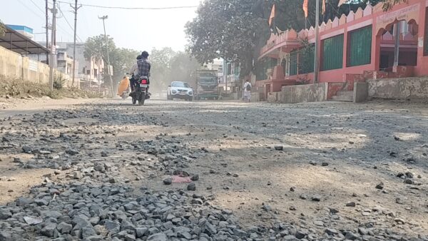 बड़वानी में बदहाल सड़क से राहगीर परेशान, नर्मदा परिक्रमा वासियों की राह में बिखरे गिट्टी-पत्थर