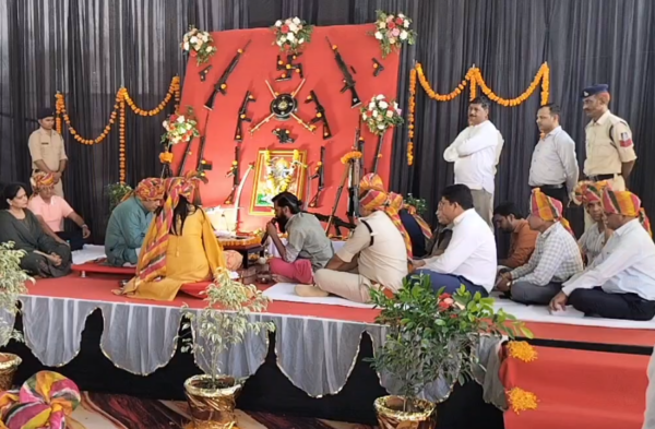 बड़वानी पुलिस लाइन में शस्त्र पूजन, SP पदम विलोचन शुक्ल ने किया हवन; अधिकारियों ने किया हर्ष फायर