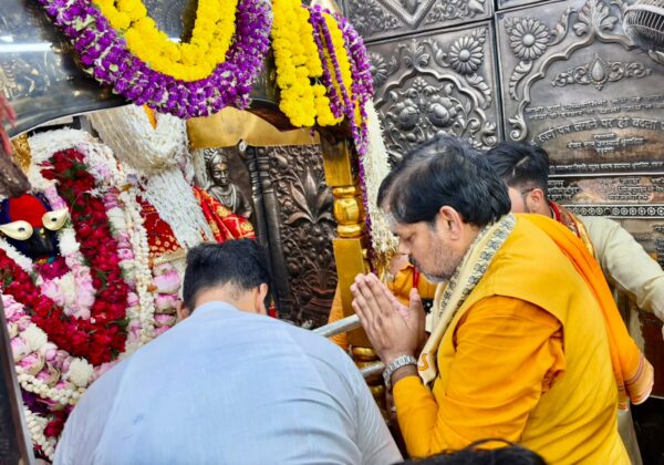 मां विंध्यवासिनी के दरबार पहुंचें शिक्षा मंत्री मिथिलेश तिवारी, महानवमी पर मांगा आशीर्वाद