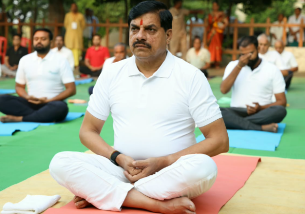 सीएम मोहन यादव ने गायत्री धाम में किया योगाभ्यास, कहा- मन में सद्भावना और अच्छे विचार बनाए रखें