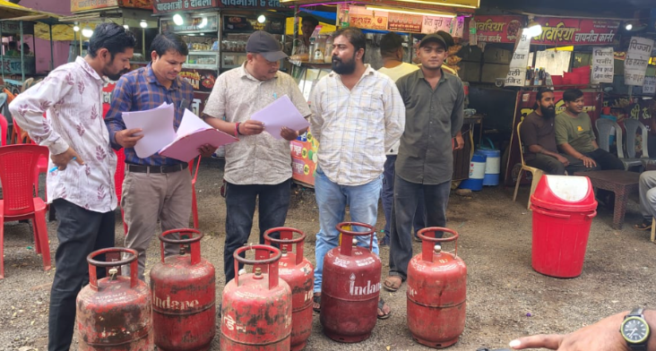 बड़वानी में घरेलू गैस सिलेंडरों के व्यावसायिक इस्तेमाल पर कार्रवाई, 11 प्रतिष्ठानों से 15 सिलेंडर जब्त, यहां पढ़ें खबर