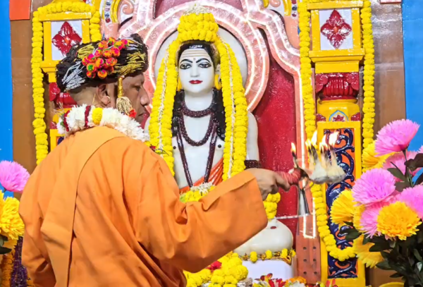 गोरखनाथ मंदिर में विजयादशमी की विशेष पूजा, कुछ ही देर में निकलेगा पारंपरिक विजय जुलूस