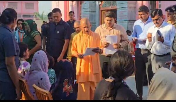 गोरखपुर: जनता दर्शन में सीएम योगी ने सुनी करीब 150 लोगों की फरियाद, बच्चों पर बरसाया स्नेह