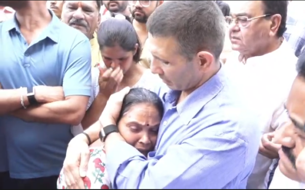 शीतला माता मंदिर हादसा: जीतू पटवारी ने सरकार से पूछे सवाल, भोपाल एम्स पहुंचकर घायलों का जाना हाल