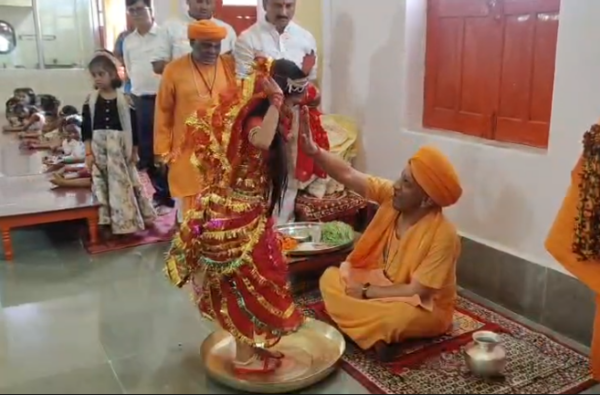 गोरखनाथ मंदिर में सीएम योगी ने किया कन्या पूजन, बच्ची ने भेंट की हाथों से बनाई उनकी पेंटिंग