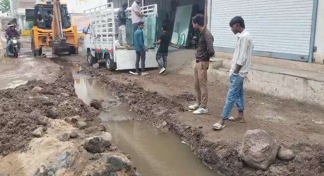 Madhya Pradesh News: बड़वानी में सीवरेज खुदाई बनी मुसीबत, मारुति नगर-विवेकानंद कॉलोनी की सड़कें बदहाल, युवक घायल
