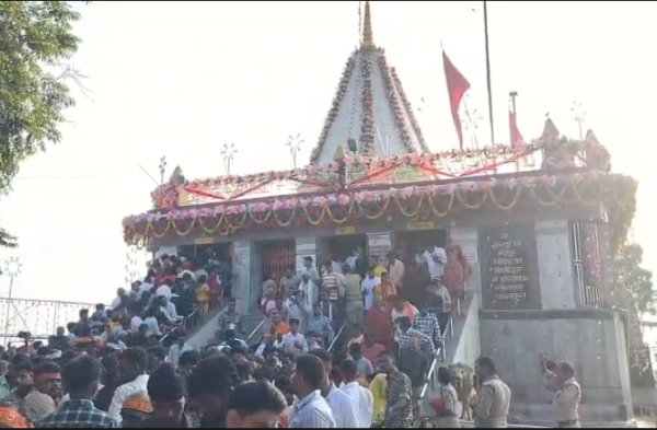 मैहर में महानवमी पर मां शारदा के दरबार में उमड़ी भीड़, 37 हजार से अधिक श्रद्धालुओं ने किए दर्शन