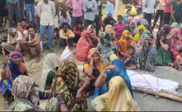पन्ना के खमरिया में कचरा घर के विरोध में सड़क पर शव रखकर प्रदर्शन, प्रदूषण से मौत होने का ग्रामीणों का आरोप