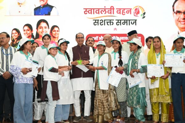 भोपाल में बहनों-बेटियों को शिवराज का तोहफा, स्वरोजगार से बनेंगी आत्मनिर्भर