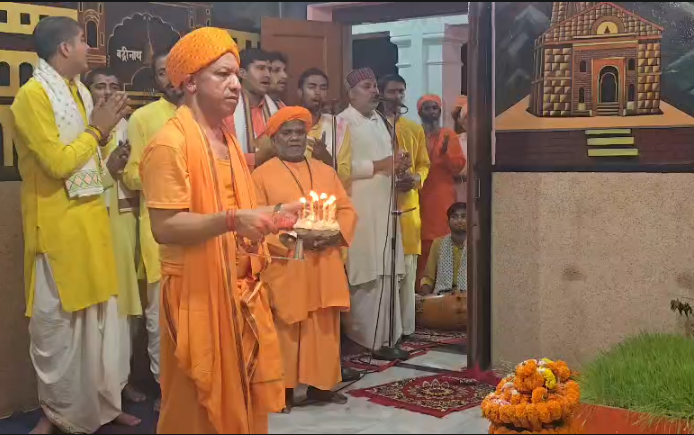 गोरखनाथ मंदिर में सीएम योगी ने किया महानिशा पूजन, प्रदेश की खुशहाली और चराचर जगत के कल्याण की मांगी कामना