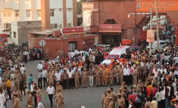 गोरखपुर: आस्था के बीच इंसानियत की मिसाल, एंबुलेंस को रास्ता देने के लिए रोकी गई गोरखनाथ मंदिर की शोभायात्रा