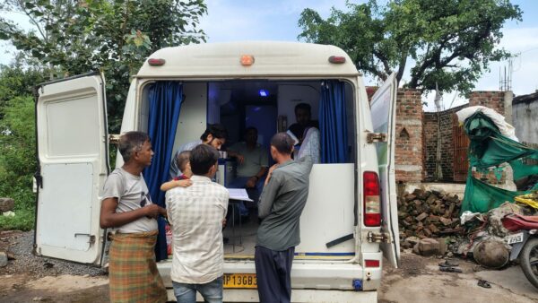 पन्ना में ग्रामीण स्वास्थ्य सेवाओं को नई दिशा दे रही जेके सीमेंट की मोबाइल मेडिकल यूनिट, गाँवों तक पहुँच रहा निःशुल्क उपचार